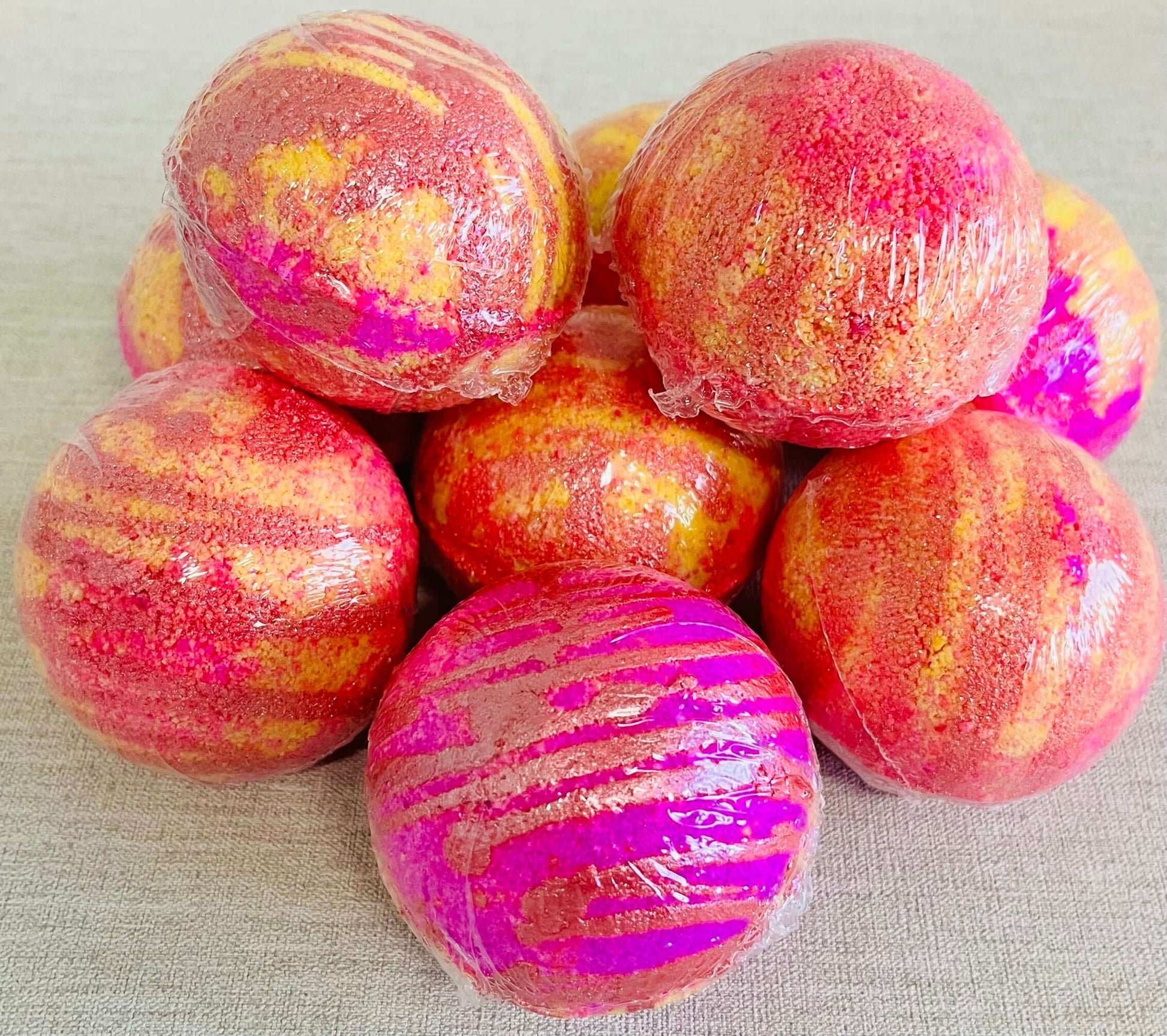 Rhubarb and custard classic round bath bomb 